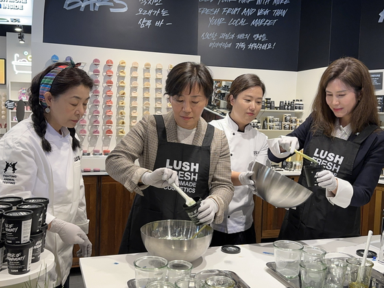 Minister of Agriculture, Food and Rural Affairs Song Mi-ryung, second from the left, and Lush Korea CEO Woo Mi-ryeong, far right, make the "Mask of Magnaminty" Power Mask with domestically sourced red bean at Lush Korea's Gangnam branch in southern Seoul on Monday. [SEO JI-EUN]