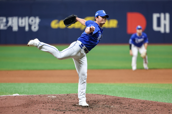 Samsung Lions' Oh Seung-hwan pitches in the bottom of the ninth inning during a game against the Kiwoom Heroes on April 26 at Gocheok Sky Dome in western Seoul. [YONHAP]