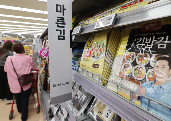 Gim (dried seaweed) products are displayed in a supermarket in Seoul on Monday. The average retail price of gim rose 29 percent as of last Friday from a year earlier, according to data from the Korea Agro-Fisheries & Food Trade Corporation. [YONHAP]