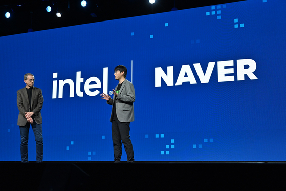 Intel CEO Pat Gelsinger, left, speaks with Ha Jung-woo, head of AI Innovation at Naver Cloud, on Tuesday, April 9, 2024, at the Intel Vision event in Phoenix, Arizona.[INTEL]