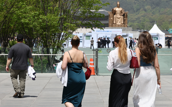 Foreign travelers in Gwanghwamun, central Seoul, over the weekend. [YONHAP] 