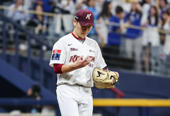 Kiwoom Heroes starter Kim In-beom looks disappointed at the top of the fifth inning in a game against the Samsung Lions at Gocheok Sky Dome in western Seoul on Friday, with two outs and runners on first and third base. [YONHAP]