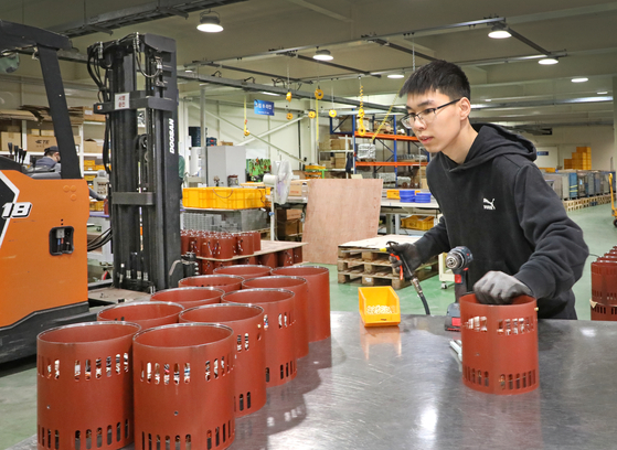 A Chinese worker employed by an outsourcing company aligns motors at a factory in Ansan's Danwon District, Gyeonggi, on March 6. [PARK SANG-MOON]