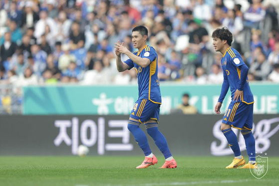 Ulsan HD midfielder Lee Dong-gyeong, left, celebrates scoring a goal during a K League 1 match against Jeju United at Ulsan Munsu Football Stadium in Ulsan in a phot shared on Ulsan HD's official Facebook account on Sunday. [SCREEN CAPTURE]