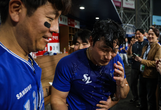 Teammates congratulate Samsung Lions closer Oh Seung-hwan after their 3-0 win over the Kiwoom Heroes at Gocheok Sky Dome in western Seoul on April 26, when he set a new record for the most saves by any player in any league in Asia. [NEWS1]