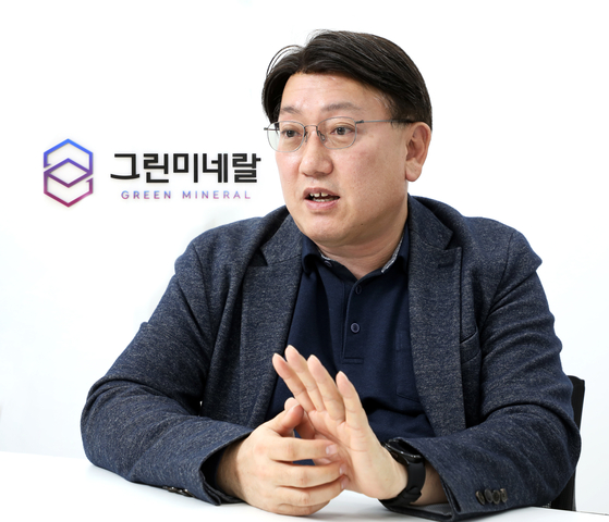Jung Kwang-hwan, CEO of Green Mineral, a Seoul-based battery recycling startup, talks about his business plan during a recent interview with the Korea JoongAng Daily at its headquarters in Geumcheon District, southern Seoul. [PARK SANG-MOON] 