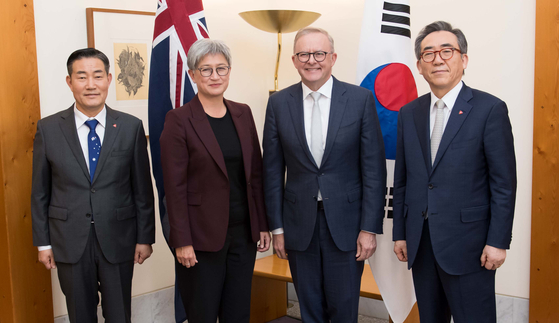 From left, Korean Defense Minister Shin Won-sik, Australian Foreign Minister Penny Wong, Australian Prime Minister Anthony Albanese and Korean Foreign Minister Cho Tae-yul pose for a photo during their meeting in Canberra on Monday. [YONHAP]