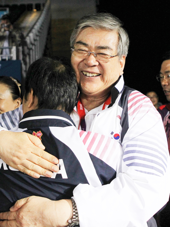 조 감독은 2012년 런던 올림픽에서 한국 남자 탁구 대표팀이 은메달을 획득한 후 유남규 감독과 포옹을 하고 있다. [HANJIN GROUP]