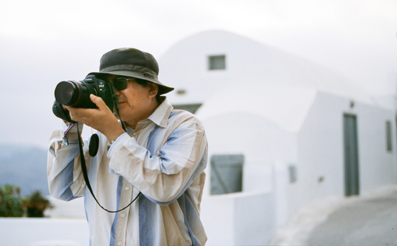 조씨는 2003년 그리스 여행 중 카메라를 들고 포즈를 취하고 있다. [HANJIN GROUP]