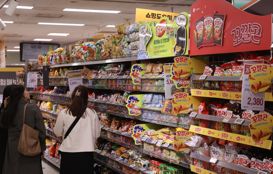 Customers shop in a supermarket in Seoul on April 9, 2024. Korea’s factory output fell 2.1 percent on month in March, the first decline in five months, according to Statistics Korea data on Tuesday. [YONHAP] 