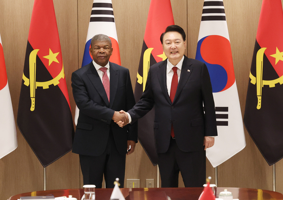 President Yoon Suk Yeol, right, poses for a photo with Angolan President Joao Lourenco during their summit at the presidential office in Seoul on Thursday. [JOINT PRESS CORPS]