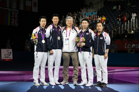 Late Hanjin Group and Korean Air Chairman Cho Yang-ho poses for a photo with the medal-winning players of Korea's men's table tennis team at the 2012 London Summer Olympics. [HANJIN GROUP]