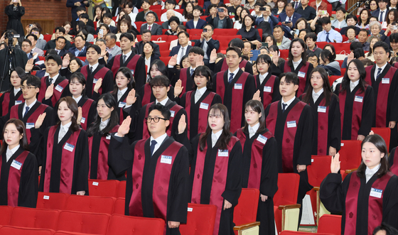 New prosecutors take their oaths at an inauguration ceremony at the Gwacheon government complex in Gyeonggi on Wednesday. A total of 93 law school graduates were sworn in as prosecutors on this day. [YONHAP]