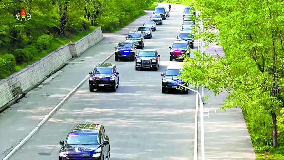 In this footage broadcast by Pyongyang's state-controlled Korean Central Television on April 26, a Russian-made Aurus luxury sedan believed to be carrying North Korean leader Kim Jong-un is escorted by a convoy of previously unseen Toyota Land Cruisers to a ceremony at Kim Il Sung Military University to mark the 92nd anniversary of the founding of the regime's armed forces. [YONHAP]