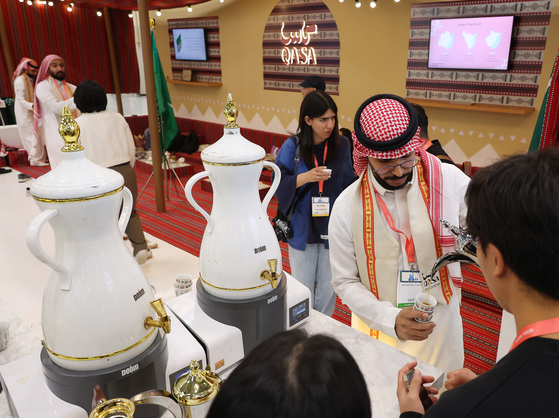 Visitors try traditional Saudi coffee at the World of Coffee Busan & World Barista Championship Busan 2024 held at Bexco in the southeastern port city on Wednesday.[YONHAP]