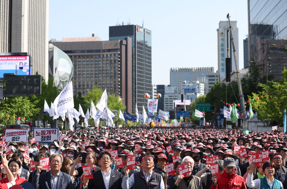 Korean Confederation of Trade Union members participate in a Labor Day rally on May 1, 2023 in central Seoul. [YONHAP]