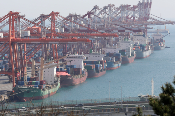 Containers for exports are stacked at a port in the southeastern city of Busan on April 1. [NEWS1]