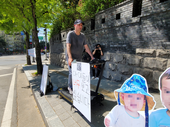 John Sichi stages a treadmill protest in front of Gyeonggi Nambu Provincial Police Agency on April 19 2023, requesting Korean court officials to carry out an enforcement order that his children should be returned to the United States. [JOONGANG ILBO]