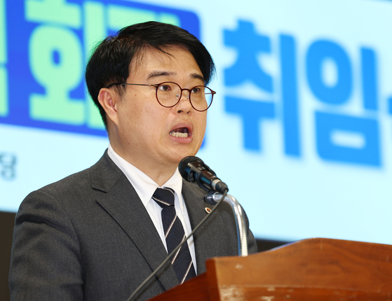 The president of the Korean Medical Association, Lim Hyun-taek, gives an inaugural address on Thursday at the association's headquarters in Yongsan District, central Seoul. [YONHAP]