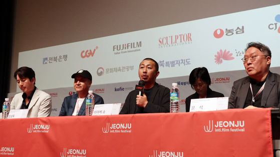From left: co-directors Jung Jun-ho and Min Sung-wook, Japanese director Sho Miyake and programmer Moon Seok speak during a press conference at the Jeonju Cine Complex on Wednesday for Miyake's latest film "All the Long Nights," which is the opening film of the 25th Jeonju International Film Festival. [YONHAP]