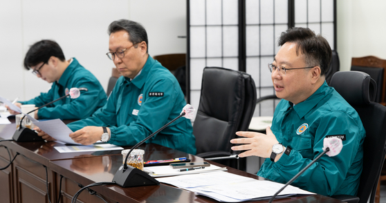 Health Minister Cho Kyoo-hong, right, speaks at a Central Disaster Management Headquarters meeting on Thursday. [MINISTRY OF HEALTH AND WELFARE]