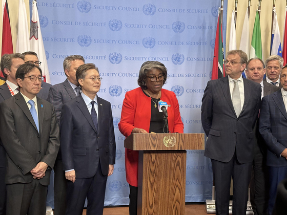 U.S. Ambassador to the United Nations Linda Thomas-Greenfield, center, delivers a joint statement signed by 50 countries on the expiration of a panel of experts monitoring the enforcement of North Korean sanctions at the UN headquarters in New York on Wednesday. She is flanked by diplomats of supporting countries including South Korean Ambassador to the UN Hwang Joon-kook, second from left. [YONHAP]