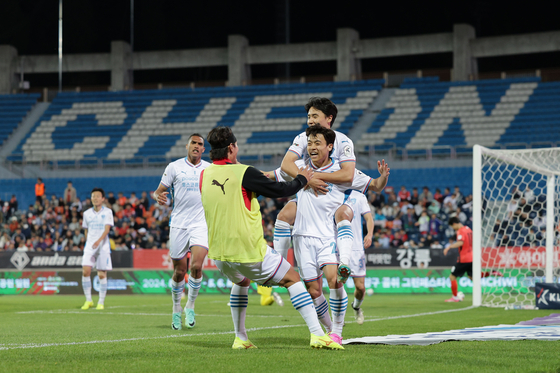 The Pohang Steelers celebrate a goal by Jeong Jae-hee during a K League 1 match against Gangwon FC at Chuncheon Songam Sports Town in Chuncheon, Gangwon on Wednesday. [POHANG STEELERS]