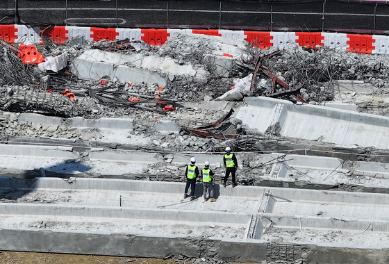 Inspectors investigate the cause of a bridge collapse that occurred on Tuesday in Siheung, Gyeonggi, during a joint on-site inspection with police, the National Forensic Service, the Ministry of Employment and Labor and the Korea Occupational Safety and Health Agency on Thursday.[YONHAP]