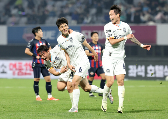 FC Seoul midfielder Ki Sung-yueng, center, celebrates scoring a goal during a K League 1 match against Suwon FC at Suwon Sports Complex in Suwon, Gyeonggi on Tuesday. [NEWS1]