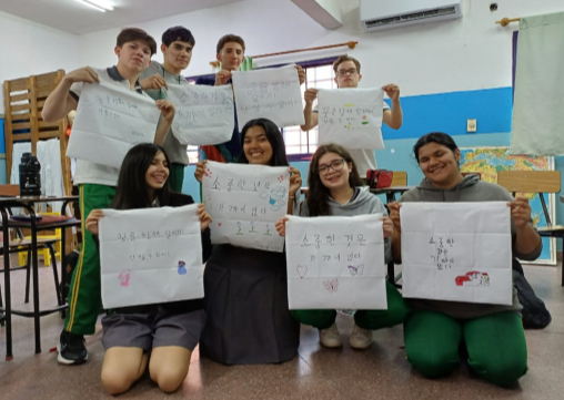 Students in Paraguay show Korean sentences they've written during Korean classes at school. [MINISTRY OF EDUCATION]