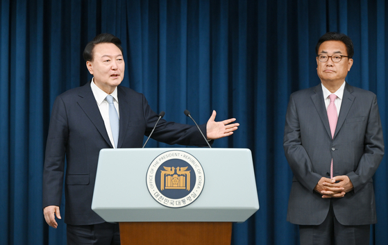 President Yoon Suk Yeol, left, personally introduces Chung Jin-suk, a five-term lawmaker of the People Power Party, as his new chief of staff at the Yongsan presidential office in central Seoul on April 22. [PRESIDENTIAL OFFICE]