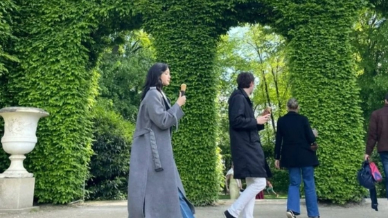 A Weibo user uploaded photos that are allegedly of Lisa and Frederic Arnault at the Musee Rodin gardens. [SCREEN CAPTURE]