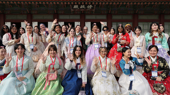 Korean learners, invited by the King Sejong Institute from abroad, pose for a photo during a visit to the Gyeongbok Palace in Jung District, central Seoul, in October last year. The institute selected 167 outstanding students from 67 countries abroad, inviting them to Korea. [NEWS1] 