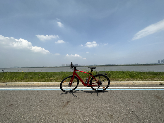 The Trek FX+ 2 parked in front of the Han River in Gimpo, Gyeonggi at the end of May. [JIM BULLEY]