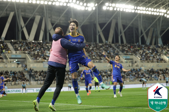 Ulsan HD Choi Kang-min, center, celebrates scoring a goal during a K League 1 match against Daegu FC at DGB Daegu Bank Park in Daegu on Wednesday. [YONHAP]