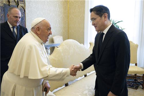 Pope Francis, left, shakes hands with Samsung Electronics Executive Chairman Lee Jae-yong during an audience at the Apostolic Palace in Vatican on April 27. [YONHAP]