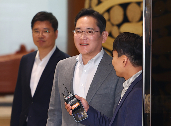 Samsung Electronics Executive Chairman Lee Jae-yong arrives in Korea through Gimpo International Airport on Friday. [YONHAP]