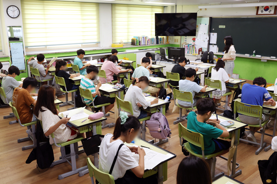 Elementary school students in Gangwon take a test on July 5, 2023 to examine their academic levels. [YONHAP]