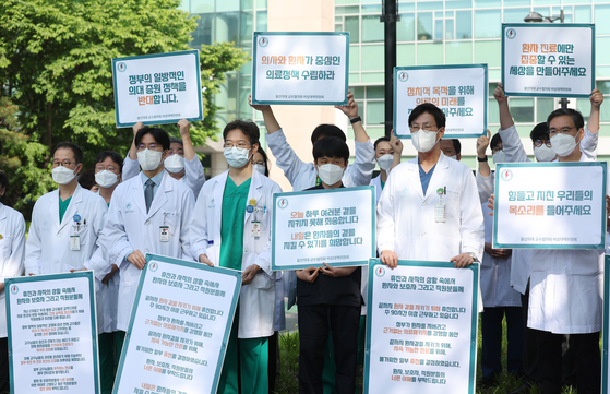Medical professors from Asan Medical Center and the University of Ulsan picket in front of the hospital in southern Seoul on Friday, calling on the government to nullify the medical recruitment expansion plan. [NEWS1] 