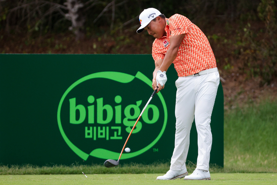 Lee Kyoung-hoon hits a tee shot on the 14th hole during the first round of The CJ Cup Byron Nelson at TPC Craig Ranch in McKinney, Texas on Thursday.  [GETTY IMAGES]