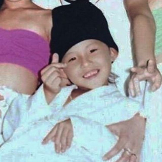 A photo of G-Dragon in his boyhood that the singer uploaded on social media to prove that he is the creator of the finger heart pose [SCREEN CAPTURE]