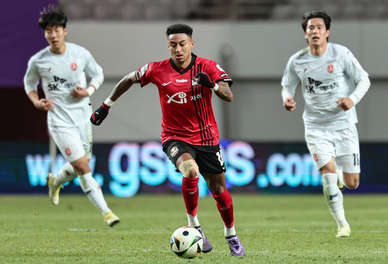 FC Seoul midfielder Jesse Lingard, center, dribbles the ball during a K League 1 match against Jeju United at Seoul World Cup Stadium in western Seoul on March 16. [NEWS1]
