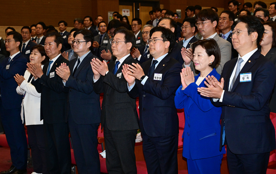 Democratic Party leader Lee Jae-myung, fifth from left, claps next to the party's floor leader-elect Park Chan-dae at the National Assembly on Friday, shortly after Park gave his acceptance speech. [JOINT PRESS CORPS]