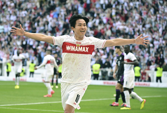 VfB Stuttgart's Jeong Woo-yeong celebrates scoring a goal during a Bundesliga match against Bayern Munich at the MHP Arena in Stuttgart, Germany on Saturday. [AP/YONHAP]