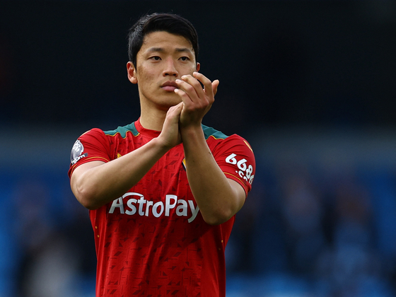 Wolverhampton Wanderers' Hwang Hee-chan looks dejected at the end of a match against Manchester City at the Etihad Stadium in Manchester on Saturday.  [REUTERS/YONHAP]