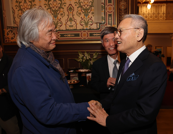Culture Minister Yu In-chon, right, greets Korean pianist Paik Kun-woo, who came to the opening performance for the "2024 Korea Season" at Théâtre du Châtelet in Paris on May 2. [MINISTRY OF CULTURE, SPORTS AND TOURISM]