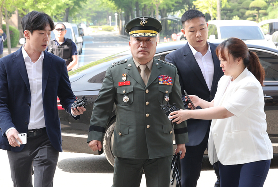 Marine Corps Commandant Lt. Gen. Kim Kye-hwan, center, appears at the Corruption Investigation Office for High-ranking Officials in Gwacheon, Gyeonggi, on Saturday, for questioning over an alleged influence-peddling case related to the death of a young Marine last year. [NEWS1]