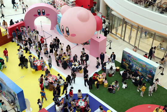 People enjoy the last day of the three-day Children's Day holiday at a shopping mall in Seoul on Monday. [NEWS1]