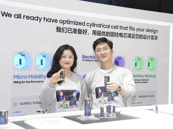 Samsung SDI employees present cylindrical battery products at the 32nd China International Bicycle Fair that kicked off in Shanghai for a four-day run on Sunday. [SAMSUNG SDI]
