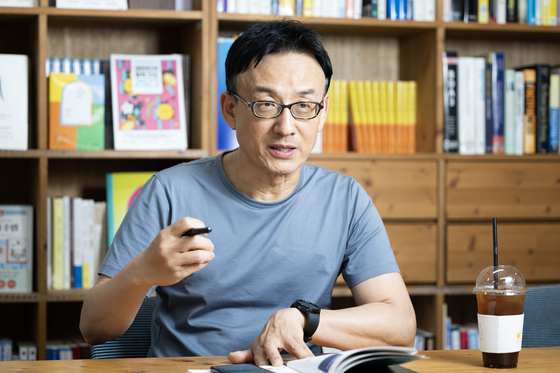 Prof. Choi In-cheol of Seoul National University, also the director of the university's Center for Happiness Studies, speaks during an interview with the JoongAng Ilbo, an affiliate of the Korea JoongAng Daily, last Thurday, ahead of Children's Day. [JUN MIN-KYU]